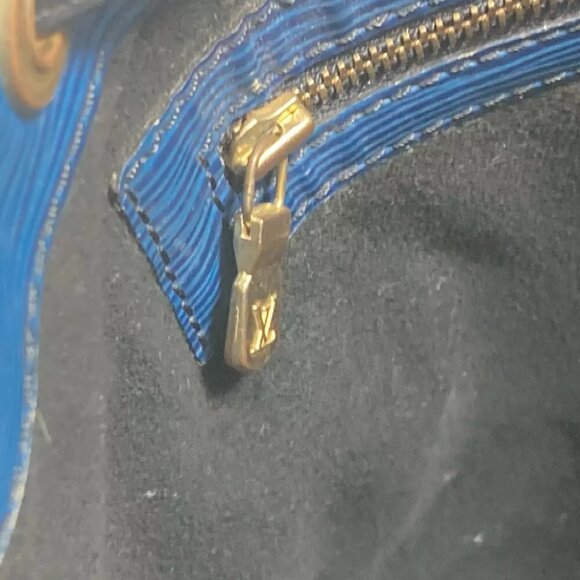 LOUIS VUITTON Epi Petit Noe drawstring Bicolor Shoulder Bag - Picture 14 of 16